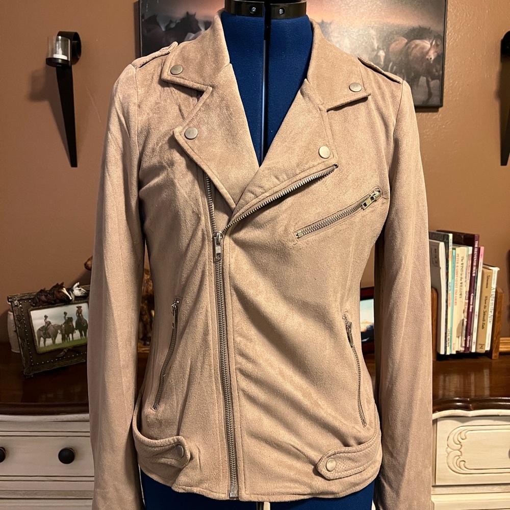 Stylish & comfortable! Fully lined faux suede jacked w zipper detail. Like new